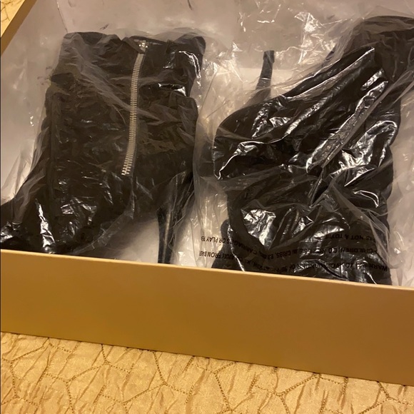 Michael Kors sued ankle boots. - Picture 7 of 7